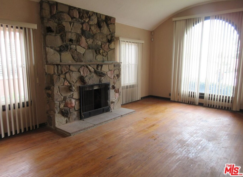 1822 76th St, Los Angeles, CA 90047-2326