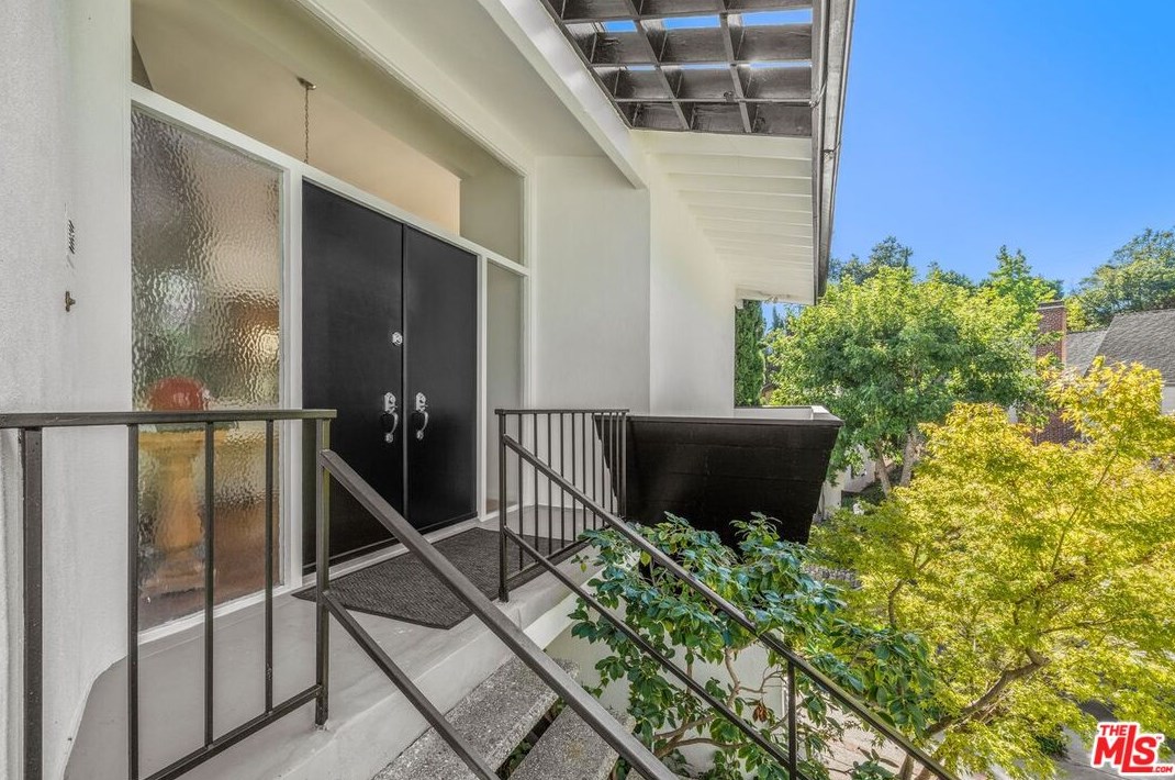 420 Skyewiay Rd, Los Angeles, CA 90049-2845
