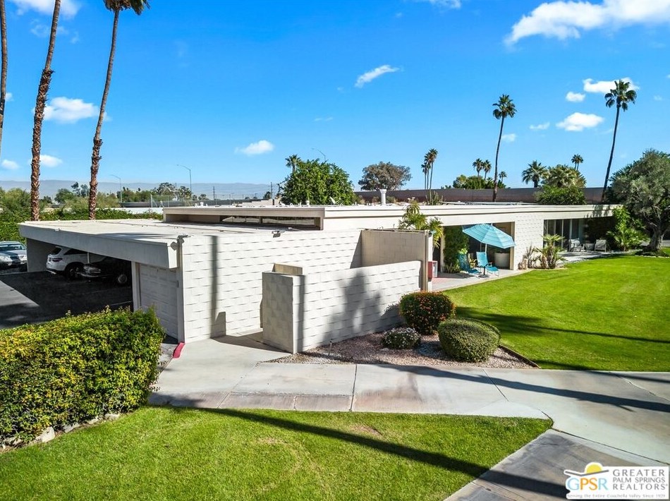 320 Desert Lakes Dr, Palm Springs CA  92264-5514 exterior