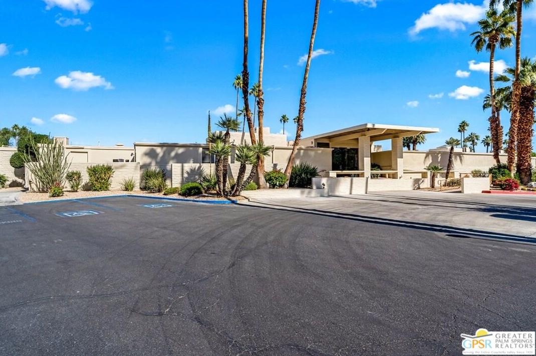 320 Desert Lakes Dr, Palm Springs CA  92264-5514 exterior