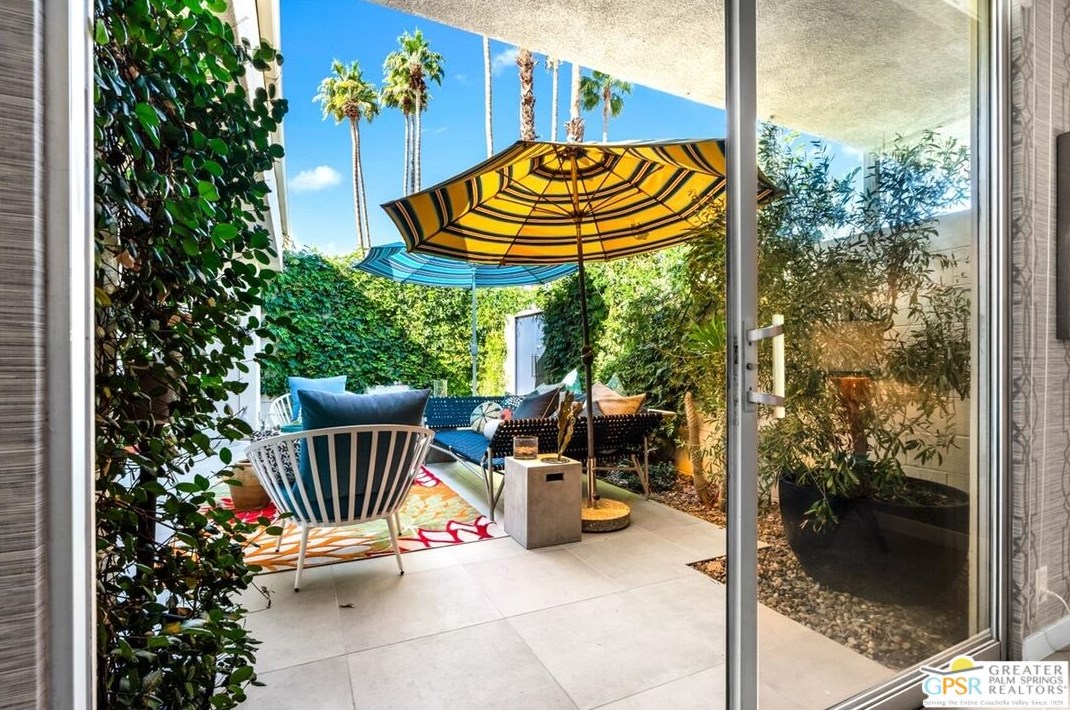 320 Desert Lakes Dr, Palm Springs CA  92264-5514 exterior