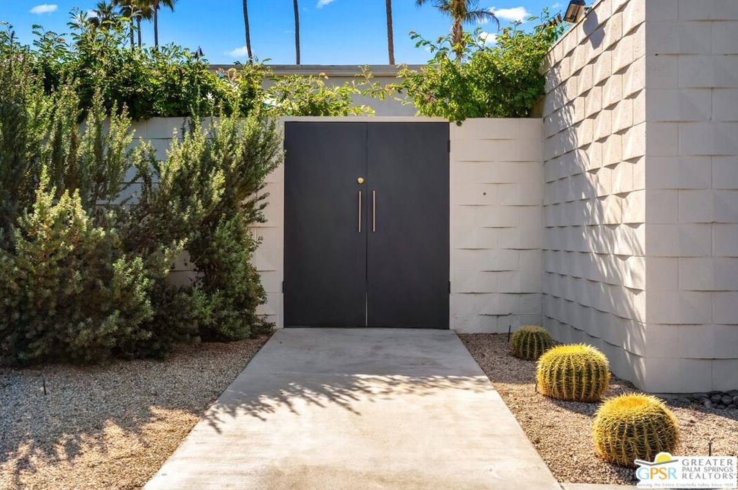 320 Desert Lakes Dr, Palm Springs CA  92264-5514 exterior
