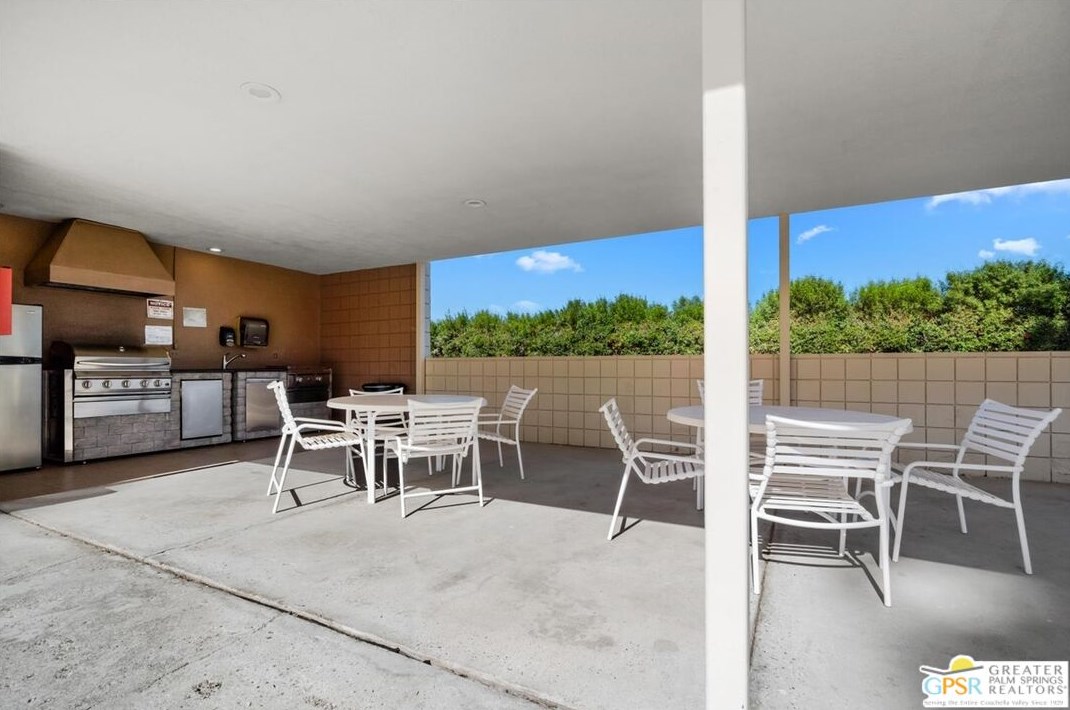 320 Desert Lakes Dr, Palm Springs CA  92264-5514 exterior