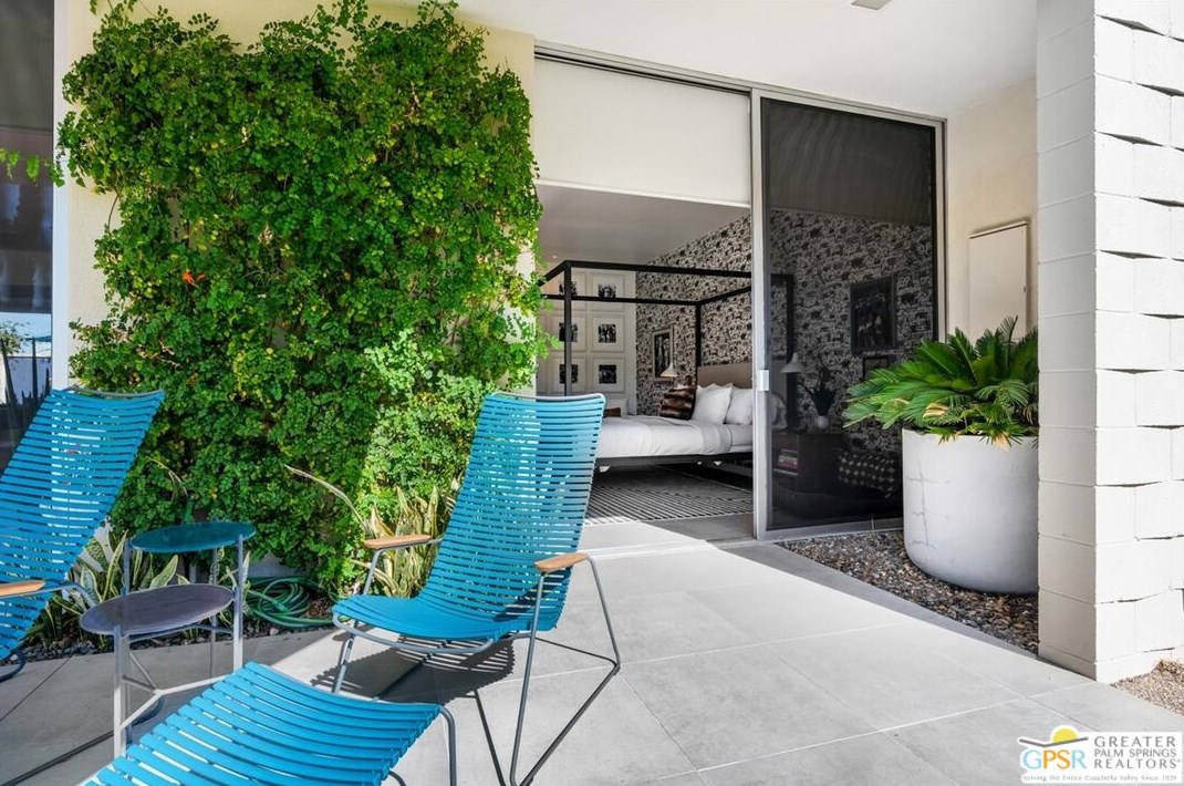 320 Desert Lakes Dr, Palm Springs CA  92264-5514 exterior
