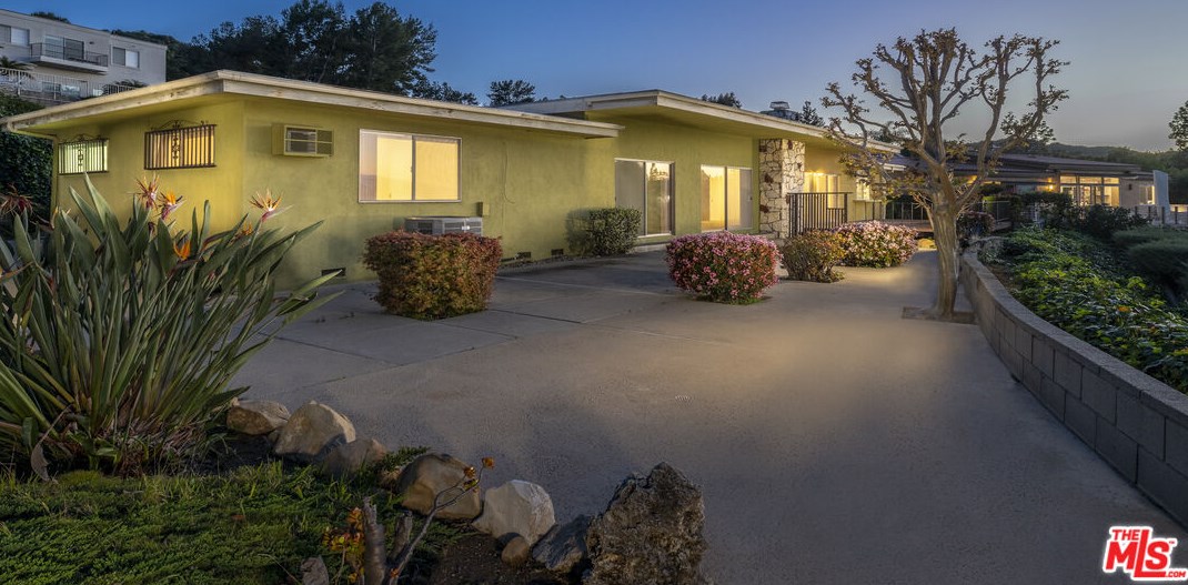 3250 Steven Dr, Van Nuys, CA 91436-4226