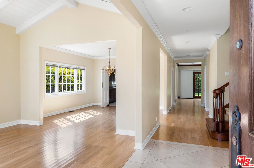 129 Le Doux Rd, Beverly Hills, CA 90211-2210