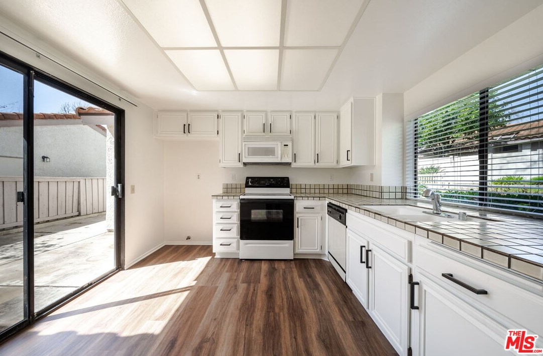 2218 Birchdale Dr, Thousand Oaks CA  91362-1598 exterior