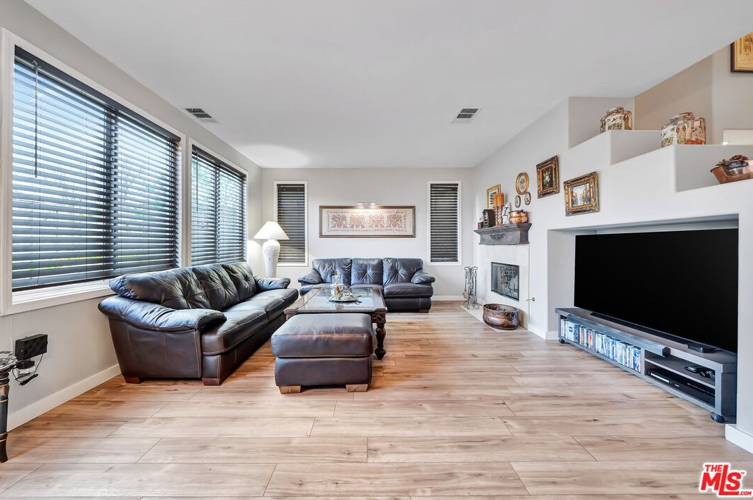 27122 Brown Oaks Way, Santa Clarita CA  91387-3894 exterior