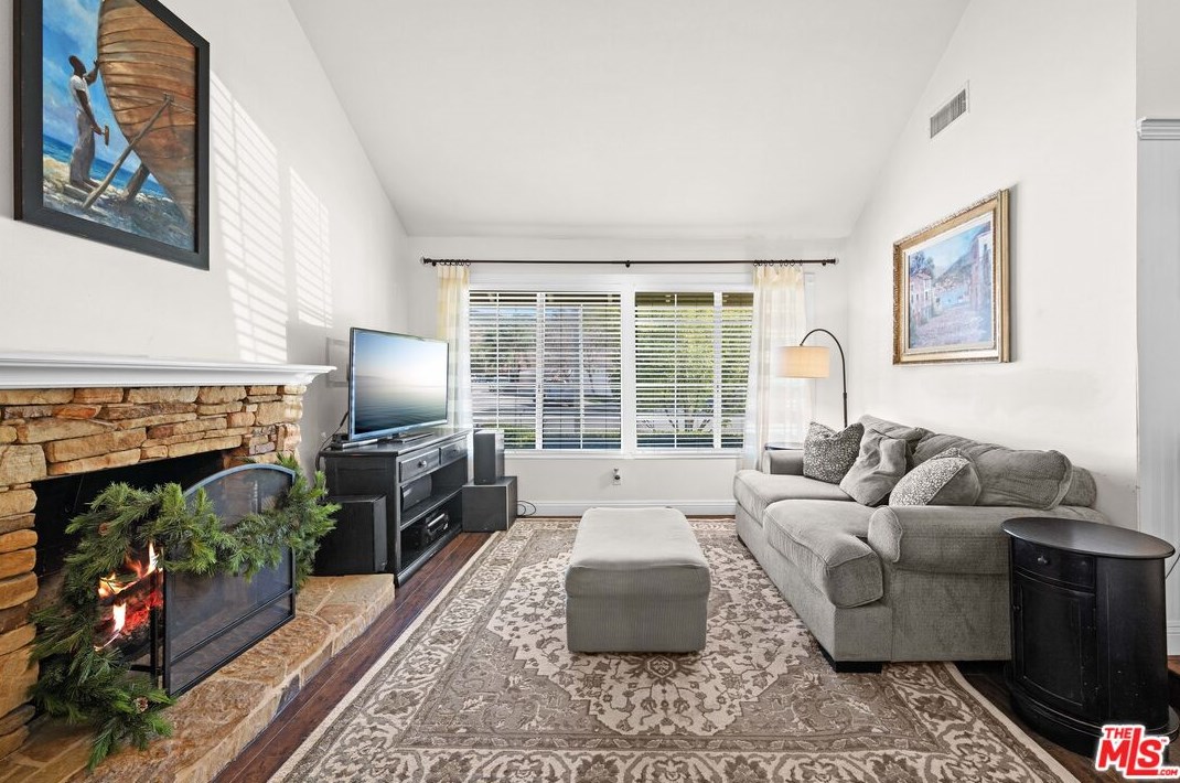 27533 Kenfel Dr, Santa Clarita CA  91350-1746 exterior