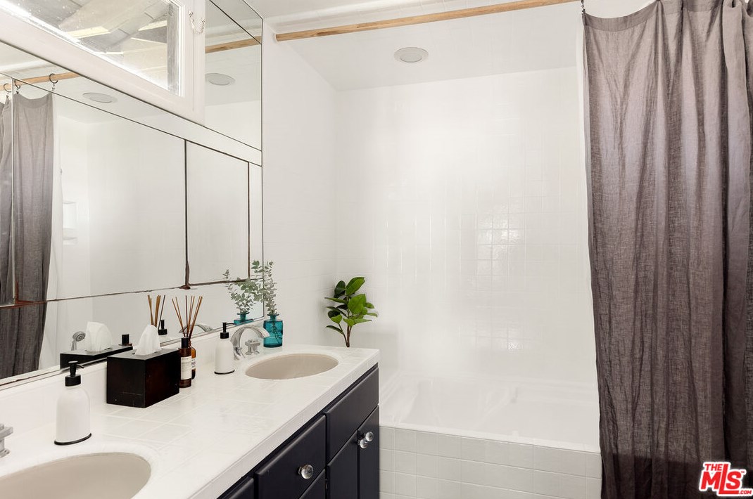 10684 Cranks Rd, Los Angeles CA  90230-5429 exterior