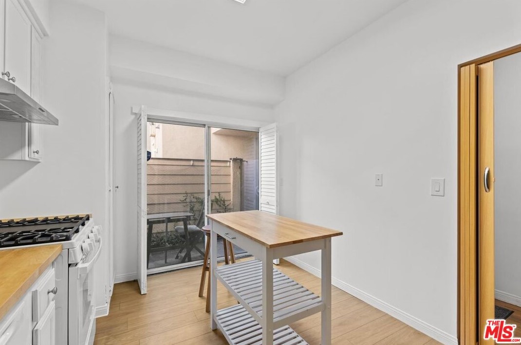 6525 Woodman Ave #10, Van Nuys, CA 91401
