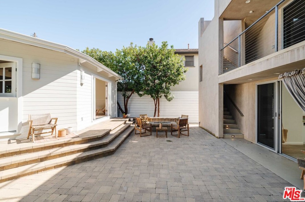 906 Wellesley Ave, Los Angeles, CA 90049-5823