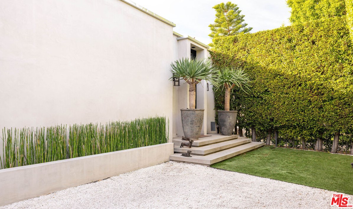 385 Huntley Dr, Los Angeles, CA 90048