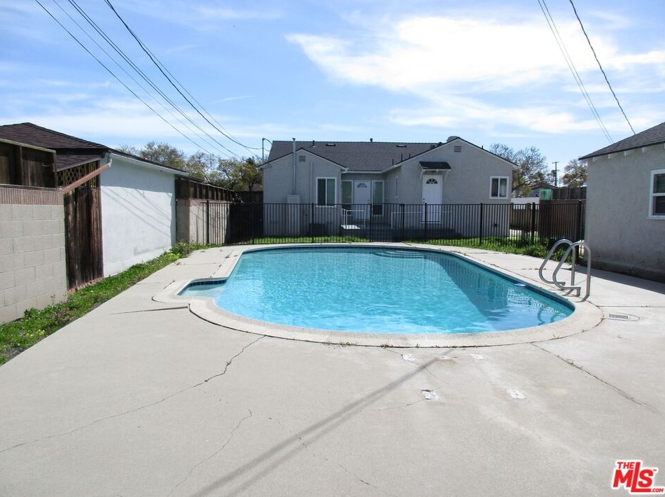 751 111th St, Los Angeles CA  90044-4234 exterior