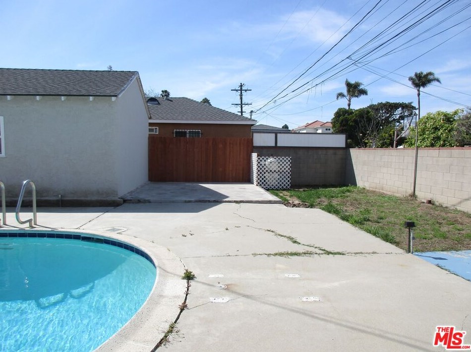 751 111th St, Los Angeles CA  90044-4234 exterior