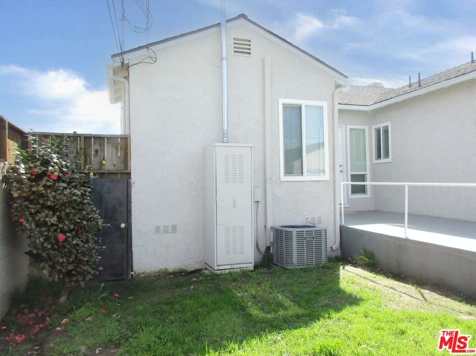 751 111th St, Los Angeles CA  90044-4234 exterior