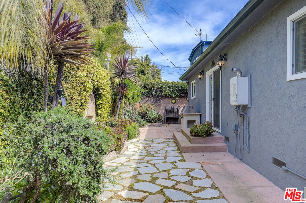 12115 Alberta Dr, Los Angeles CA  90230-5903 exterior