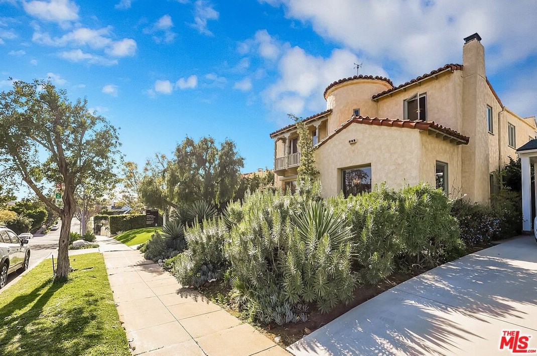 10473 Holman Ave, Los Angeles, CA 90024-6012