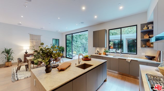701 Huntley Dr, Los Angeles CA  90069-5008 exterior