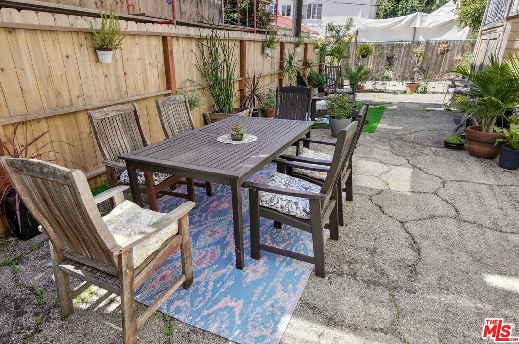 6612 De Longpre Ave, Los Angeles CA  90028-7852 exterior