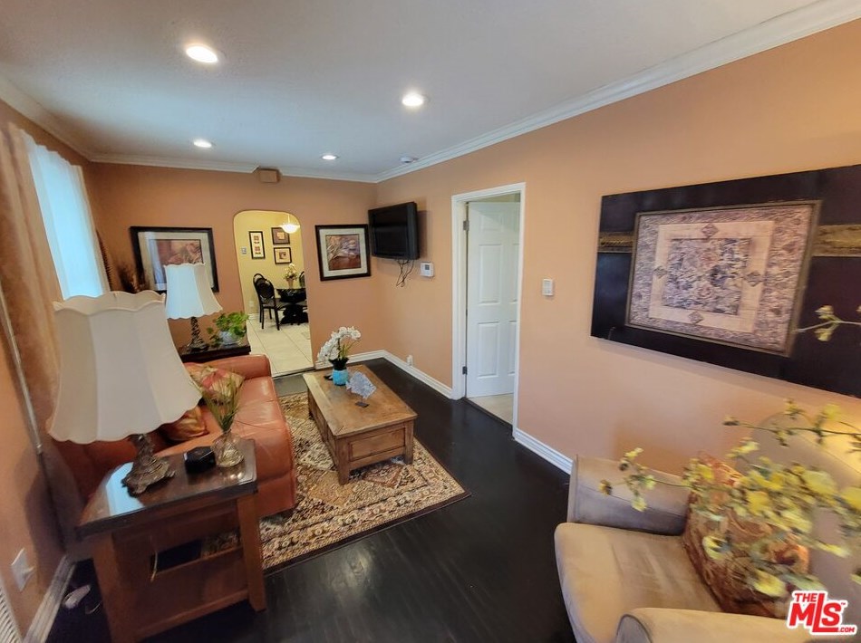 8737 Denver Ave, Los Angeles, CA 90044-5715