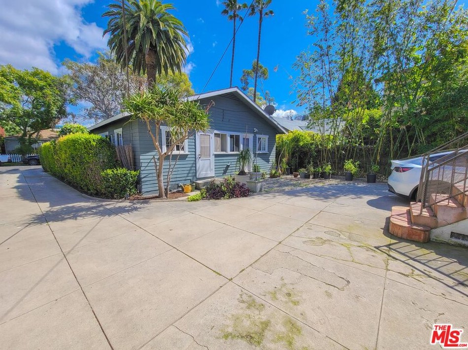 345 Huntley Dr, Los Angeles CA  90048-1918 exterior