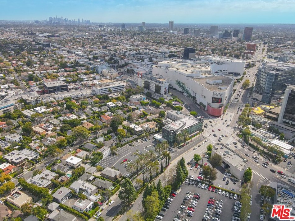 345 Huntley Dr, Los Angeles CA  90048-1918 exterior