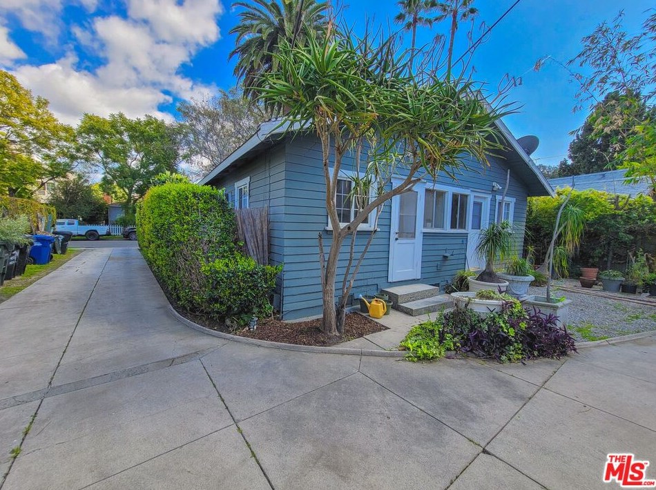 345 Huntley Dr, Los Angeles CA  90048-1918 exterior