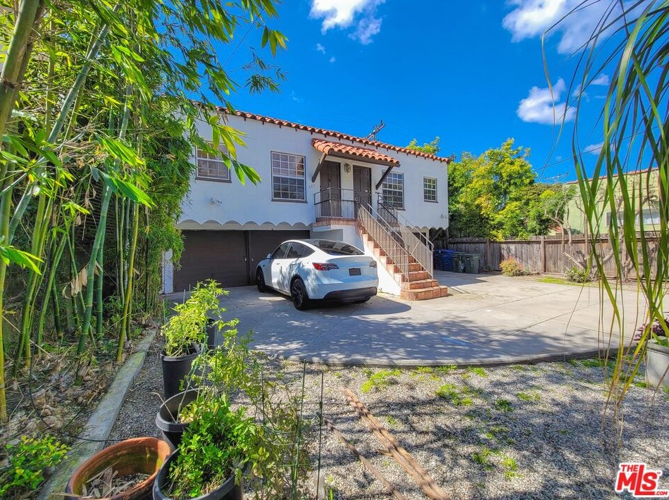 345 Huntley Dr, Los Angeles CA  90048-1918 exterior