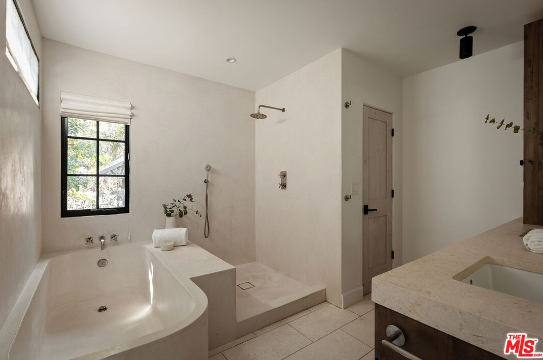 4761 Don Zarembo Dr, Los Angeles CA  90008-4124 exterior