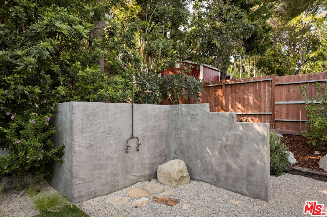 4761 Don Zarembo Dr, Los Angeles CA  90008-4124 exterior