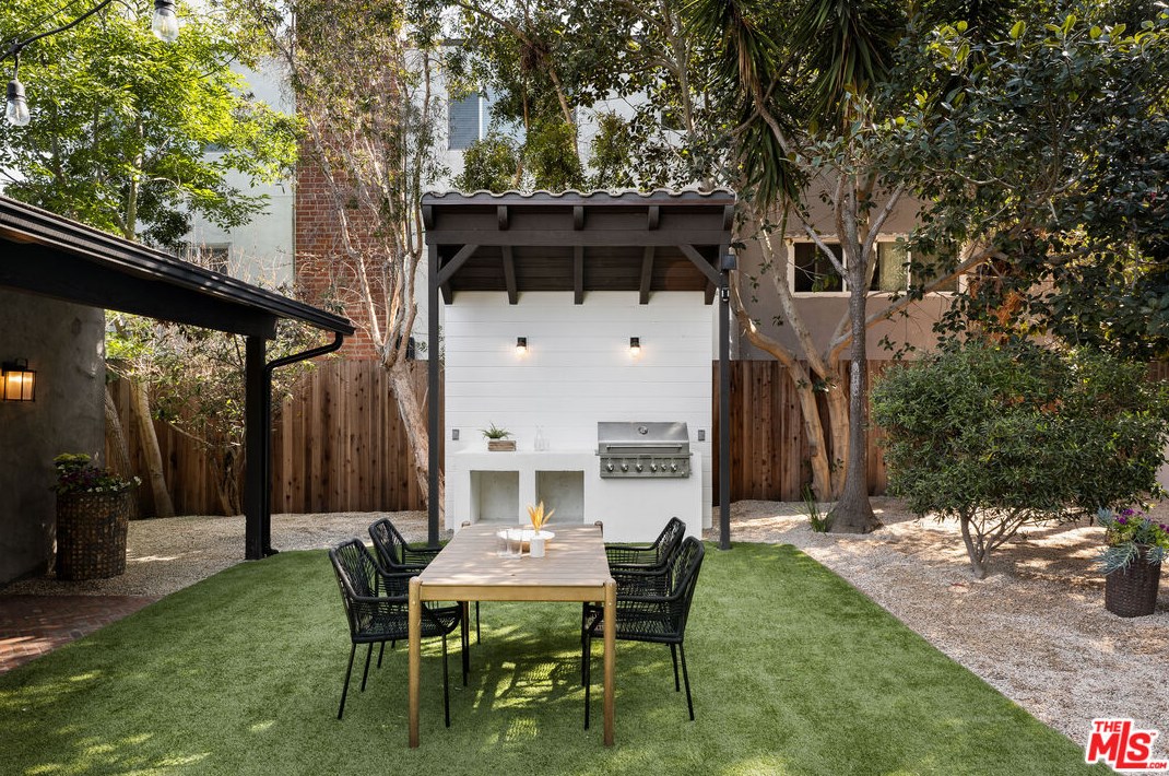 4761 Don Zarembo Dr, Los Angeles CA  90008-4124 exterior