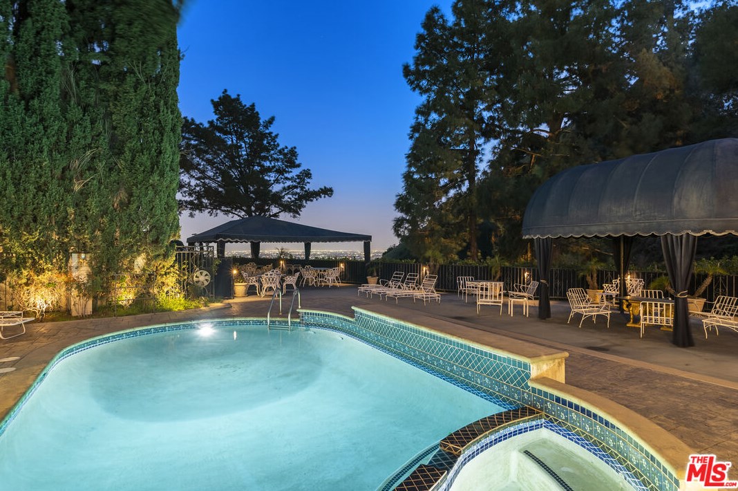 2247 Chelan Pl, Los Angeles, CA 90068