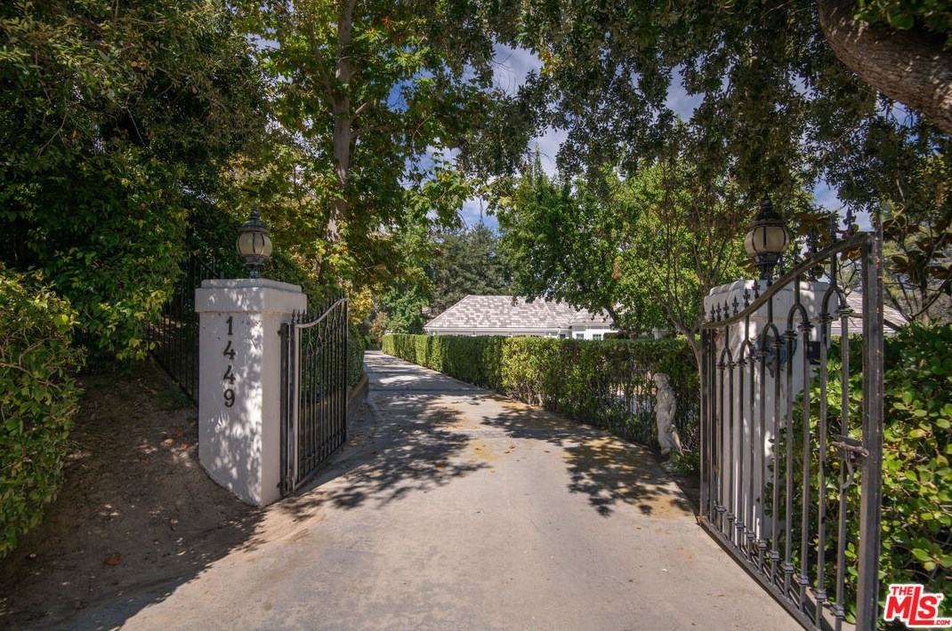 1449 Doral Cir, Thousand Oaks CA 91362-4373 exterior