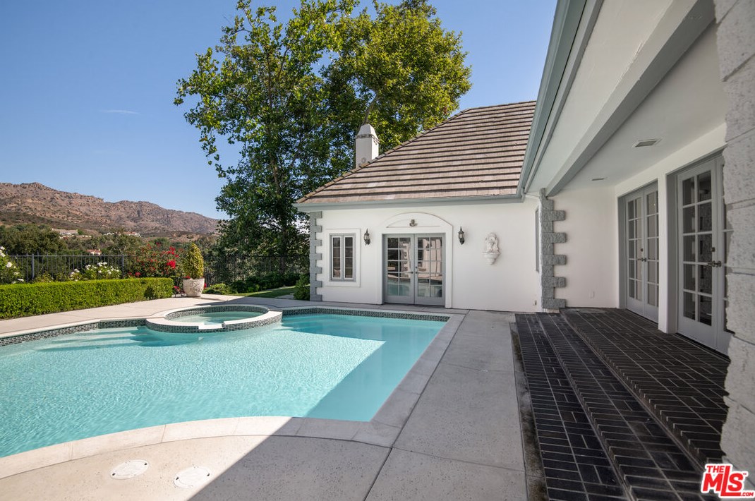 1449 Doral Cir, Thousand Oaks CA 91362-4373 exterior