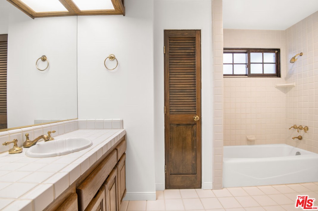 1449 Doral Cir, Thousand Oaks CA 91362-4373 exterior