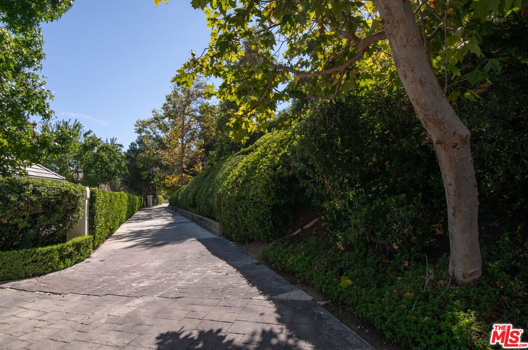 1449 Doral Cir, Thousand Oaks CA 91362-4373 exterior