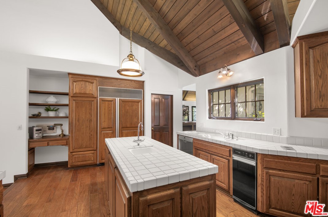 1449 Doral Cir, Thousand Oaks CA 91362-4373 exterior