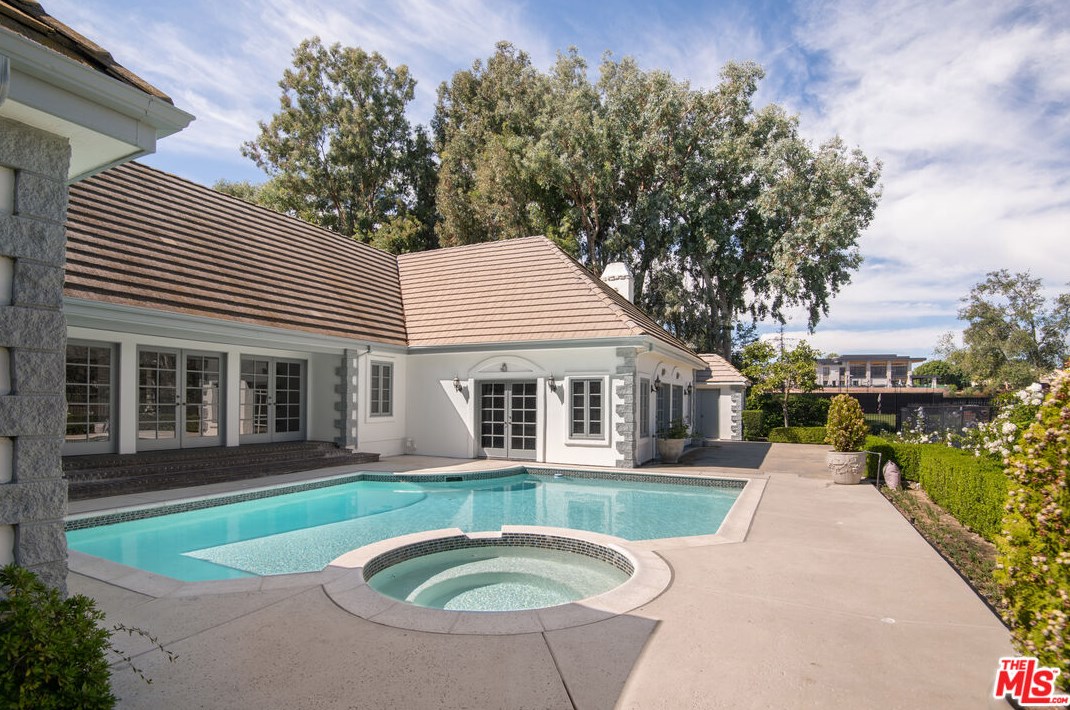 1449 Doral Cir, Thousand Oaks CA 91362-4373 exterior