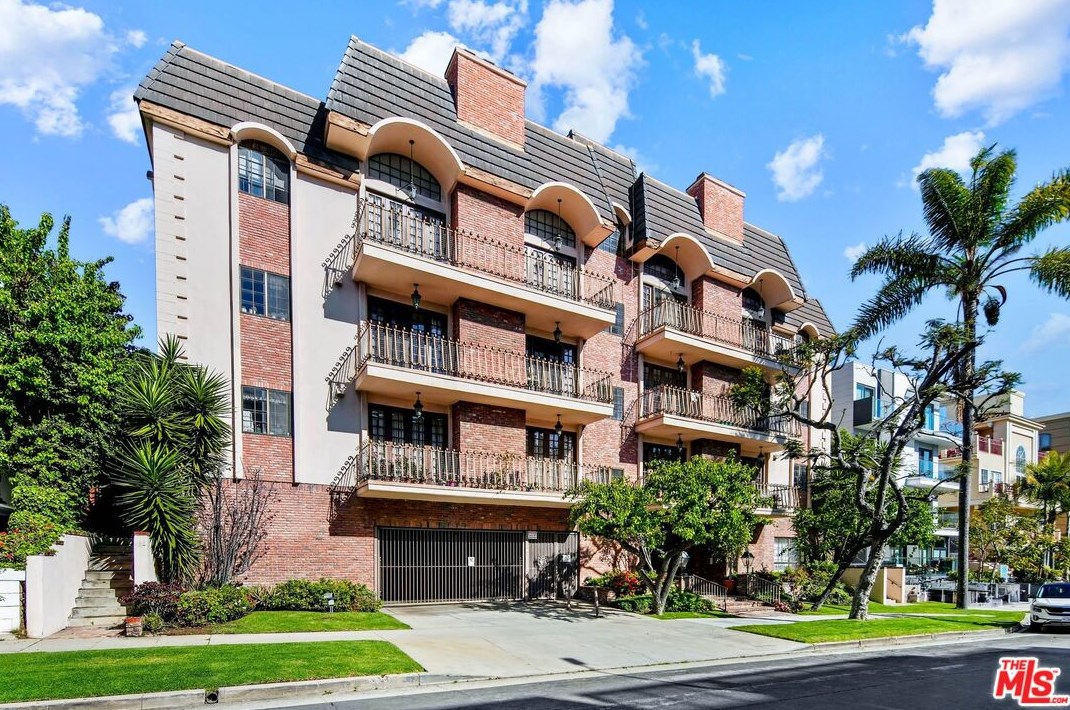 11815 Dorothy St, Los Angeles CA  90049-5472 exterior