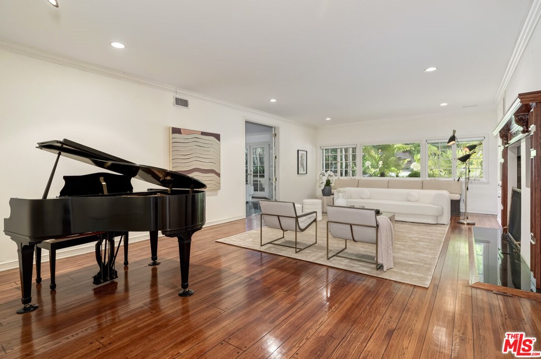 2147 Coldwater Canyon Dr, Beverly Hills, CA 90210-1734