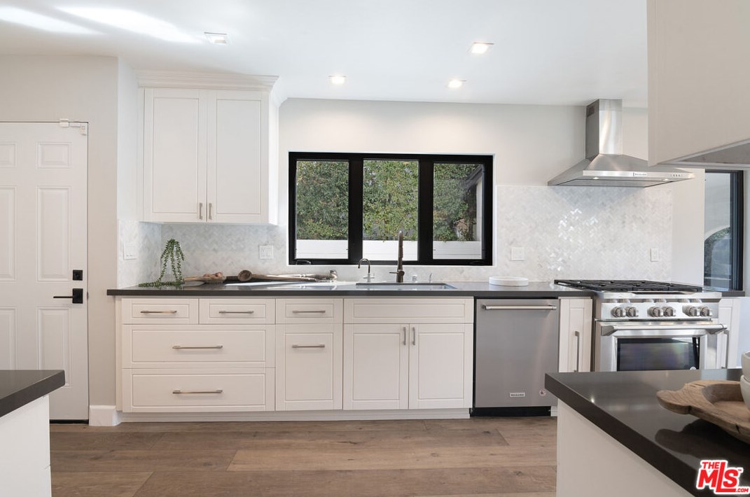 6377 Lindenhurst Ave, Los Angeles CA  90048-4729 exterior