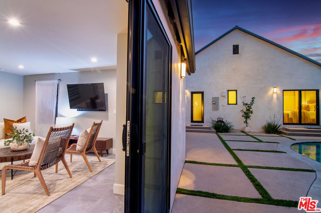 6377 Lindenhurst Ave, Los Angeles CA  90048-4729 exterior