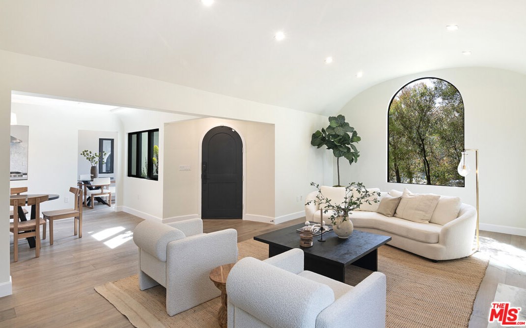 6377 Lindenhurst Ave, Los Angeles CA  90048-4729 exterior