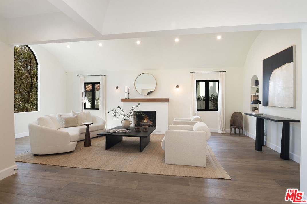 6377 Lindenhurst Ave, Los Angeles CA  90048-4729 exterior