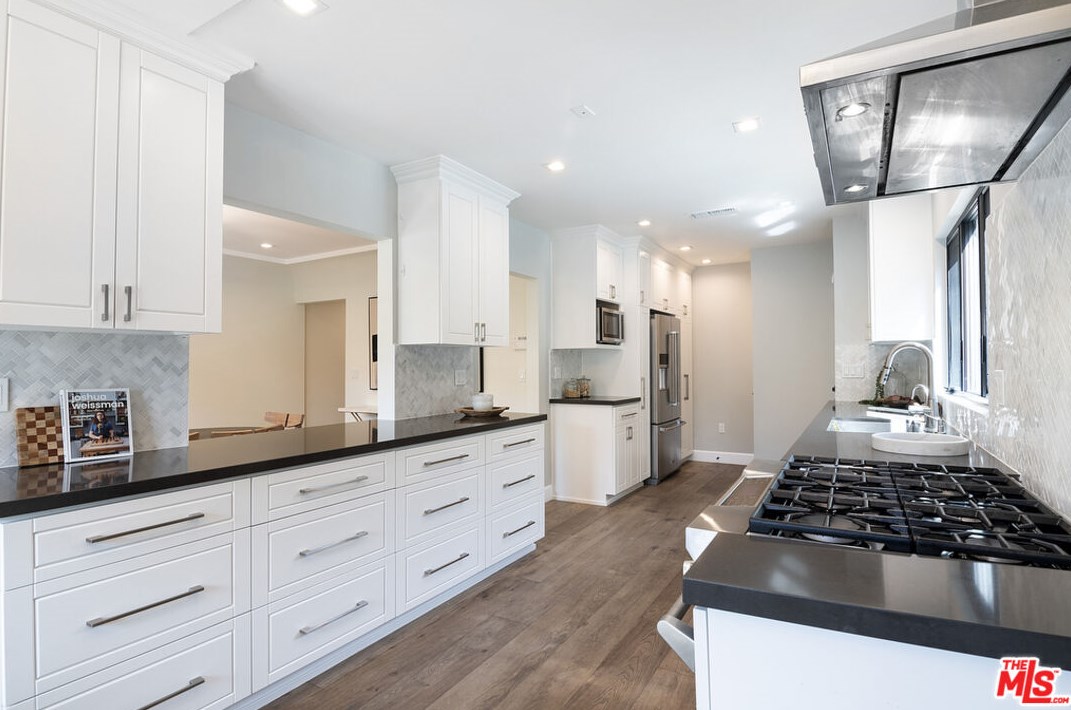 6377 Lindenhurst Ave, Los Angeles CA  90048-4729 exterior