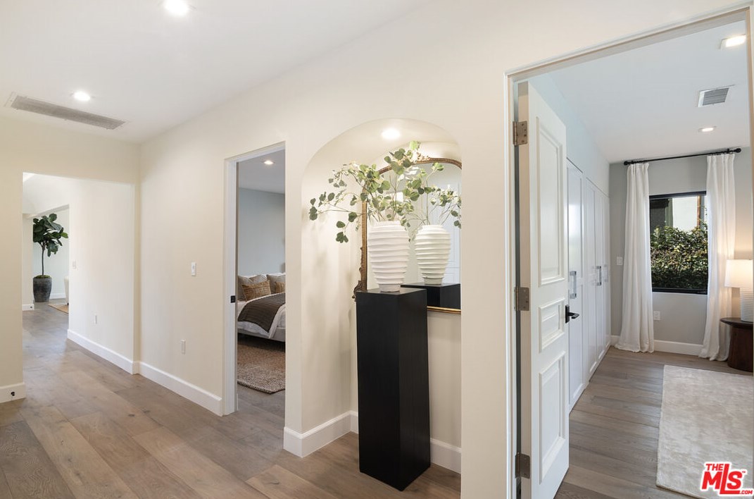 6377 Lindenhurst Ave, Los Angeles CA  90048-4729 exterior