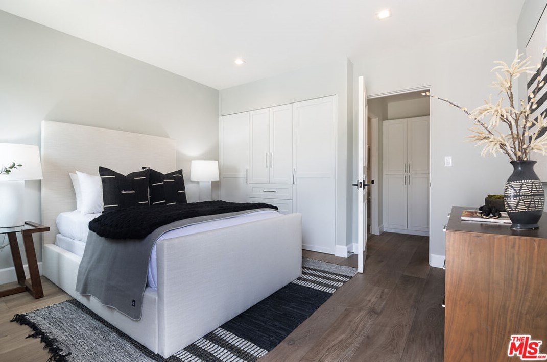 6377 Lindenhurst Ave, Los Angeles CA  90048-4729 exterior