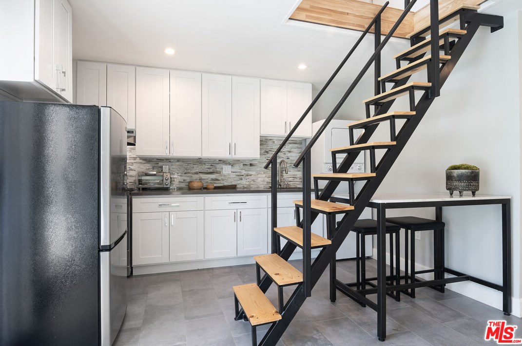 6377 Lindenhurst Ave, Los Angeles CA  90048-4729 exterior