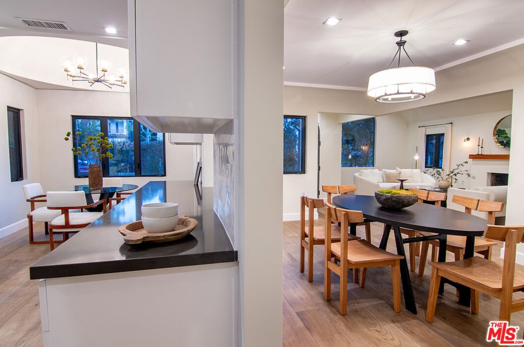 6377 Lindenhurst Ave, Los Angeles CA  90048-4729 exterior